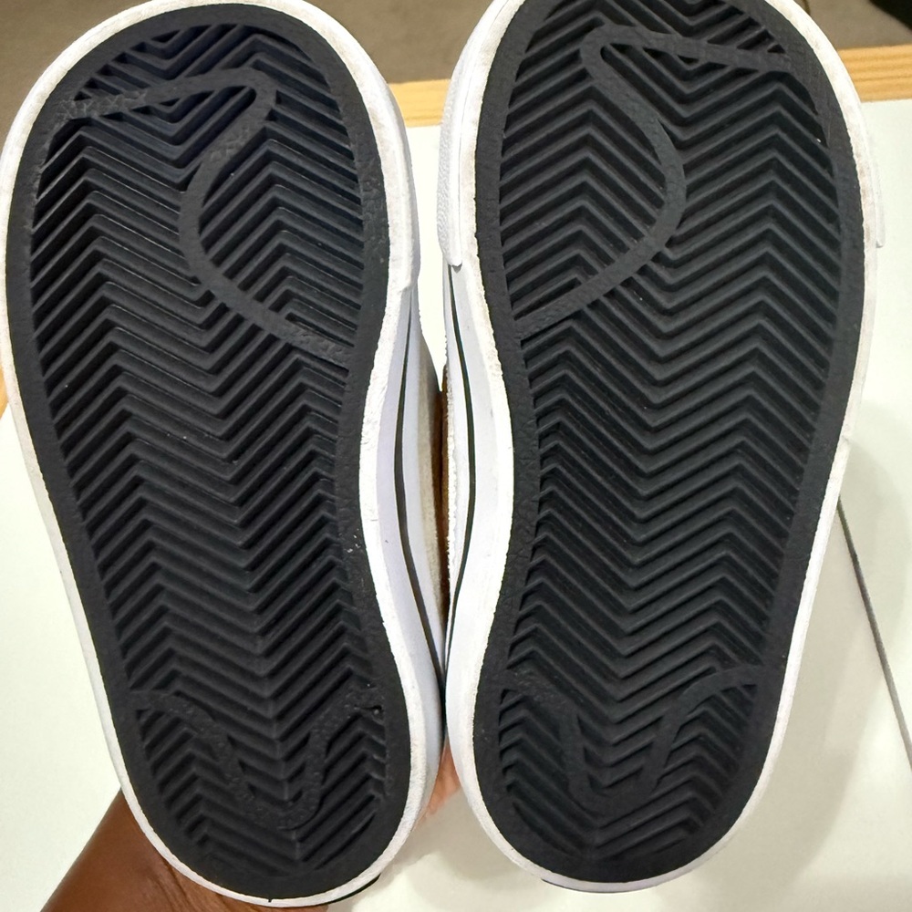 Size 6c toddler Nike Court - Picture 4 of 4